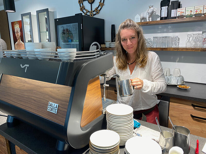 Neues Café in EbermannstadtForchheim & Fränkische Schweiz Katrin Pöhlmann verwöhnt ihre Gäste mit allerlei Köstlichkeiten