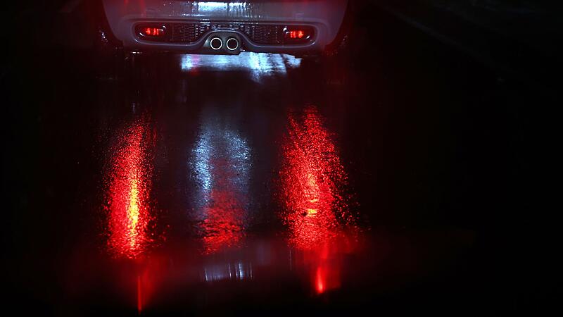 Auto auf Bundesstra&szlig;e