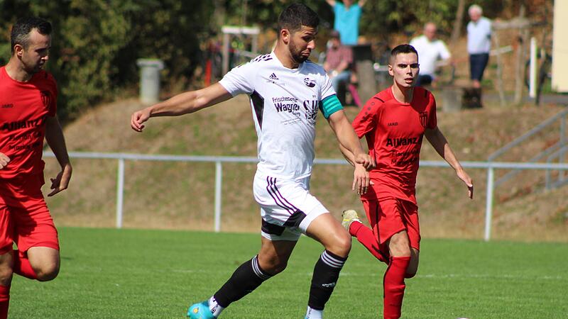 FCC-Kapit&auml;n Sertan Sener (wei&szlig;es Trikot) gl&uuml;ckte einmal mehr ein Traumtor.