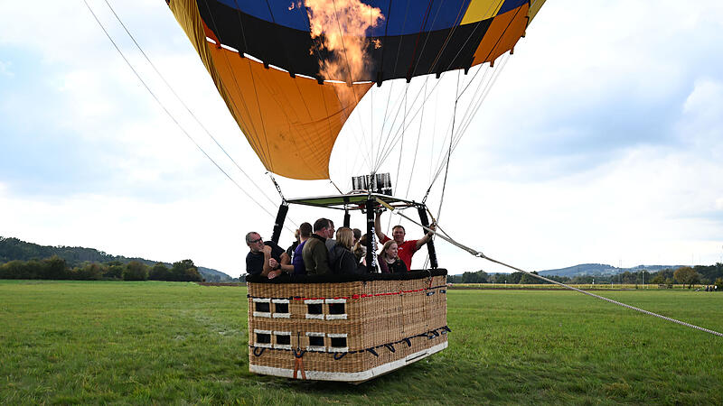 Es geht los: Axel Emersleben hebt mit seinem Ballon samt Gästen vom Boden ab.