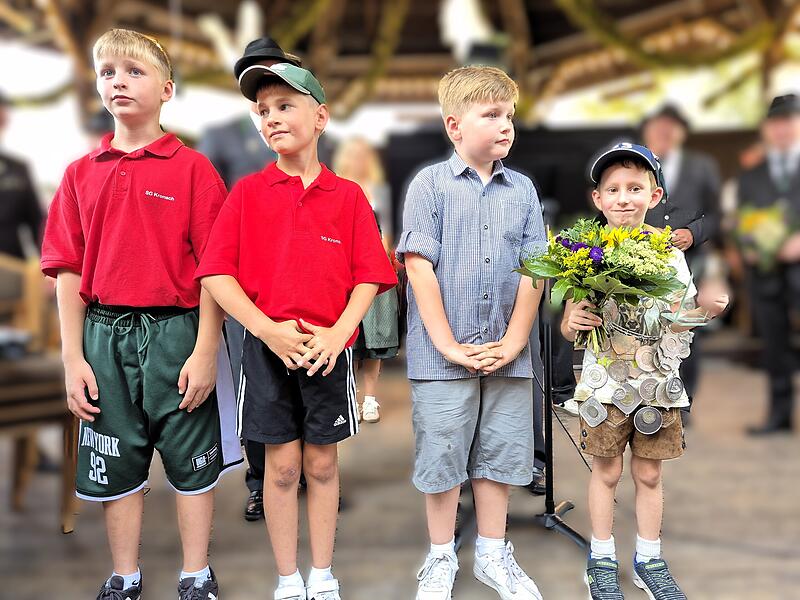 Rund ums Kinderschie&szlig;en um die Titel "Schwanenk&ouml;nigin" und "Vogelk&ouml;nig".Bilderserie: Schwanenk&ouml;nigin und Vogelk&ouml;nig