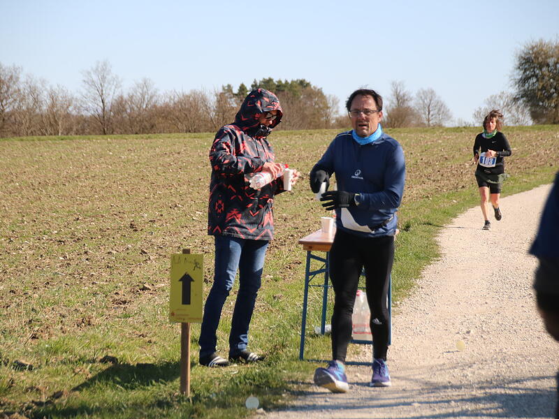 Strahlender Sonnenschein, aber nur niedrige Plusgrade erwartete die L&auml;ufer beim 19. Obermain-Marathon rund um Bad Staffelstein. Die Marathon-Strecke f&uuml;hrte wieder an den beiden Wahrzeichen der Kurstadt, dem Kloster Banz und der Basilika Vierzehnheiligen vorbei.