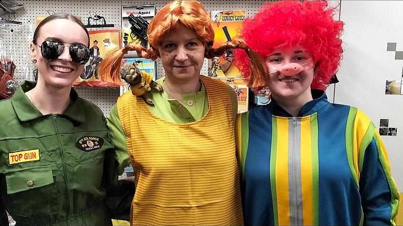 Die FT-Praktikantinnen Laura Hirsinger (links) und Mia Broich (rechts) lassen sich von Sonja Schauer in Sachen Faschingskostüm beraten. Die FT-Praktikantinnen Laura Hirsinger (links) und Mia Broich (rechts) lassen sich von Sonja Schauer in Sachen Faschingskostüm beraten.