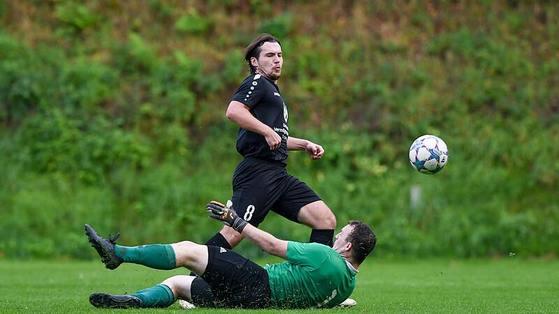 Der Ebelsbacher Oliver Hacker lupft den Ball über den Trossenfurter Torwart David Leist hinweg zum 0:3 ins Tor.