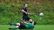 Der Ebelsbacher Oliver Hacker lupft den Ball über den Trossenfurter Torwart David Leist hinweg zum 0:3 ins Tor.