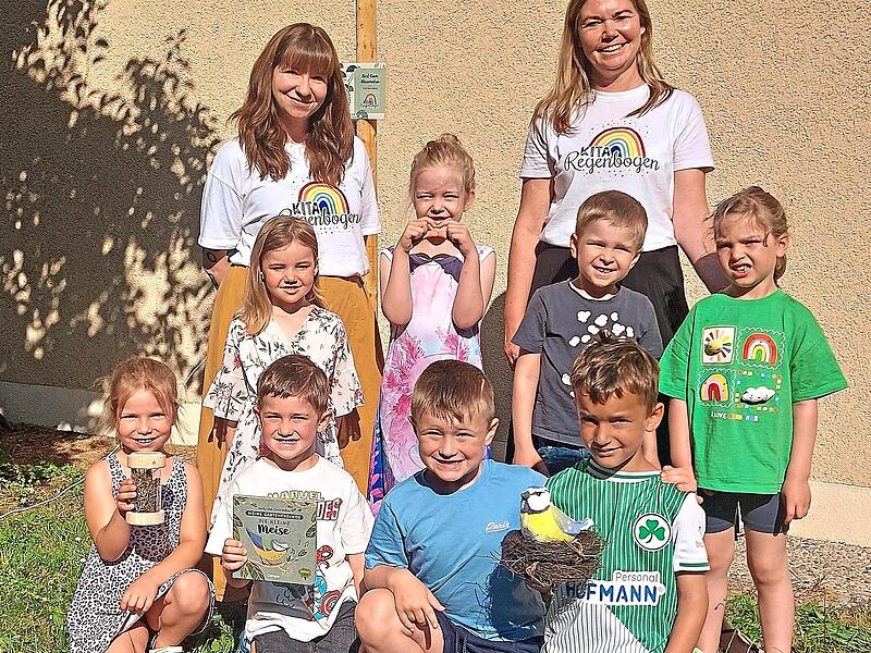 Stolz zeigen die Knirpse das gesammelte Nistmaterial, die Stoffmeise sowie die Vogellekt&uuml;re. Links Francesca Bauer und rechts Melanie Weiland.Sandra Buchwald