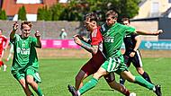 Dominik Reiser (Mitte), hier umzingelt von den Untererthalern Christoph Gerlach (rechts) und Maurice Pache, hat zwei der acht Dampfacher Treffer in dieser Saison erzielt. Ryan Evans