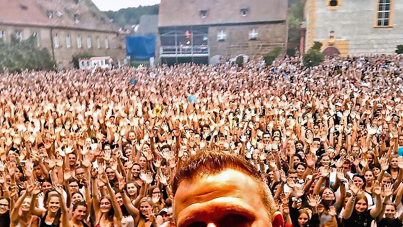 So erleben die Stars die Fanschar in einem mit 4500 Zuschauern ausverkauften Schlosshof von Eyrichshof. J&ouml;rg Wagner von Radio Bamberg, der die Anmoderation &uuml;bernahm, knipste dieses Selfie vor &uuml;berw&auml;ltigender Kulisse bei der Anmoderation des Auftritts von Wincent Weiss im Jahr 2019.