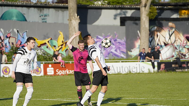 Gefühlvolle Annahme mit der Brust: Niklas Ehrlich (weißes Trikot) traf bei den Coburg Locals doppelt.