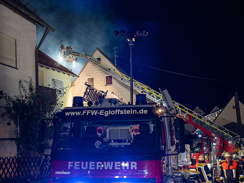 Nächtlicher Einsatz für die Feuerwehr: Scheune steht in VollbrandFeuerwehreinsatz in Egloffstein mit 130 Feuerwehrleuten