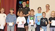 Hammerwerfer Merlin Hummel und Rektorin Susi Krauß zeichneten die besten Schulsportler der Bundesjugendspiele aus.