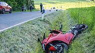 Schwerer Unfall am frühen Abend des 25. Mai auf der Strecke Buch am Forst – Lichtenfels. Im Bild das Motorrad des Verunglückten, das in einem Graben liegen blieb. Schwerer Unfall am frühen Abend des 25. Mai auf der Strecke Buch am Forst – Lichtenfels. Im Bild das Motorrad des Verunglückten, das in einem Graben liegen blieb.