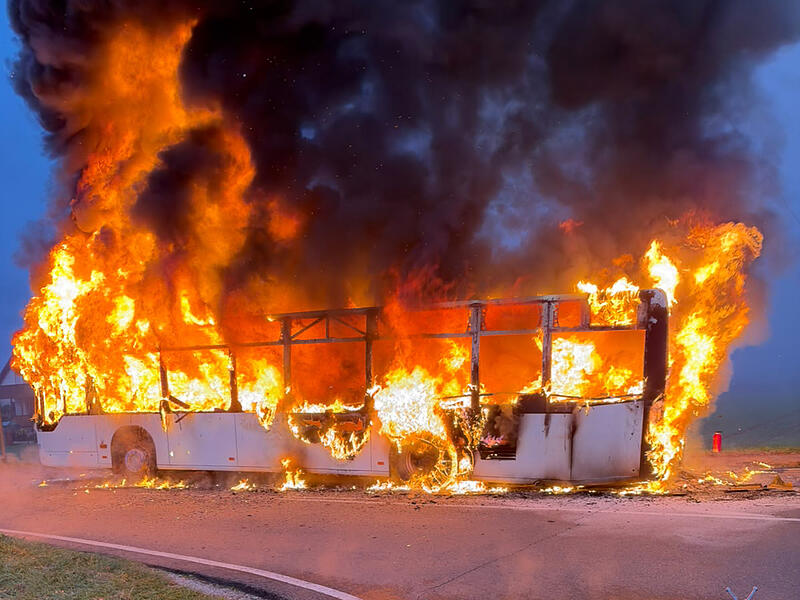 Feuer-Schock auf dem Schulweg: 30 Kinder retten sich aus brennendem Bus