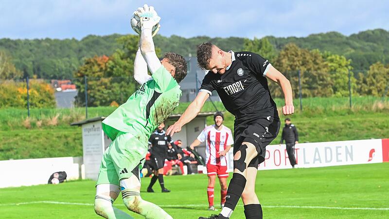 Staffelstein-Keeper Max Hauptmann ist in dieser Szene auf der Höhe und pflückt das Spielgerät vor dem einköpfbereiten Ebersdorfer Paul Klose herunter. Trotzdem setzte sich am Ende der SC Sylvia verdient mit 4:0 durch.