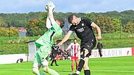 Staffelstein-Keeper Max Hauptmann ist in dieser Szene auf der Höhe und pflückt das Spielgerät vor dem einköpfbereiten Ebersdorfer Paul Klose herunter. Trotzdem setzte sich am Ende der SC Sylvia verdient mit 4:0 durch.