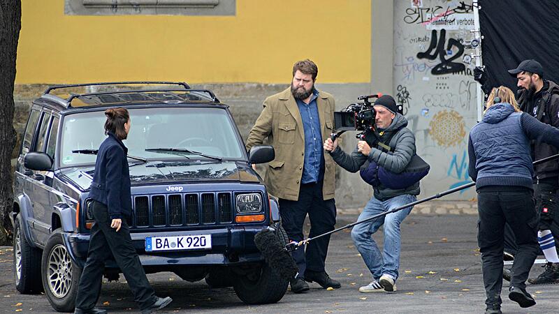 Dreharbeiten vor den Gitterstäben am Café Sandbad: Hauptdarsteller Antoine Monot alias Kommissar Konrad Behringer und Cosima Henman als seine Assistentin. RTL dreht den Bamberg-Krimi „Behringer und die Toten“.