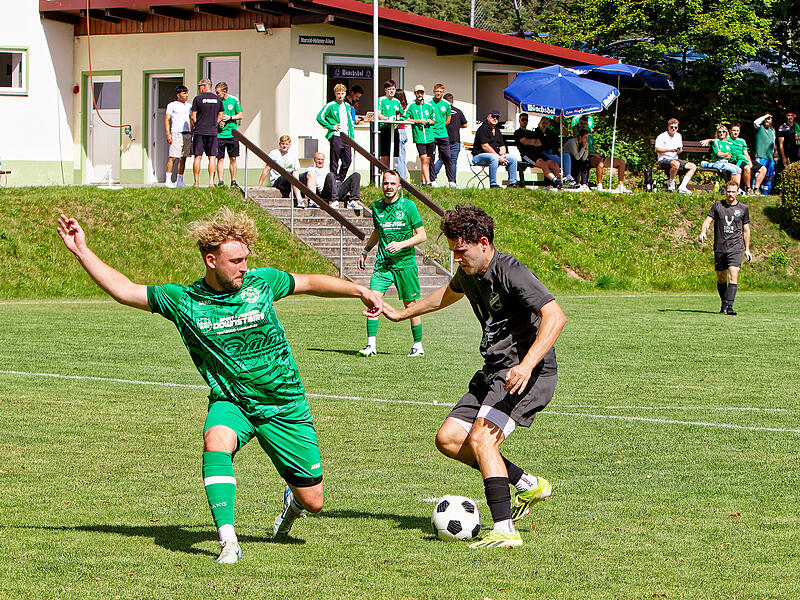 Simon Erhardt (in schwarz)  erzielte zwei Tore beim 8:1-Kantersieg des SV Hutschdorf beim TDC Lindau II um  Fabian Kadner.