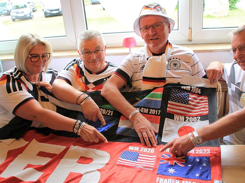 Vier Forchheimer und eine berühmte Fahne freuen sich auf die WM 2026 in Amerika (v.l.): Marion Kilian-Buresch, Harald Buresch, Edmund „Edi“ Kainer und Roland Sterzl. Vier Forchheimer und eine berühmte Fahne freuen sich auf die WM 2026 in Amerika (v.l.): Marion Kilian-Buresch, Harald Buresch, Edmund „Edi“ Kainer und Roland Sterzl.