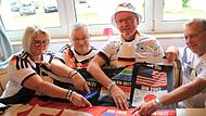 Vier Forchheimer und eine ber&uuml;hmte Fahne freuen sich auf die WM 2026 in Amerika (v.l.): Marion Kilian-Buresch, Harald Buresch, Edmund &bdquo;Edi&ldquo; Kainer und Roland Sterzl.