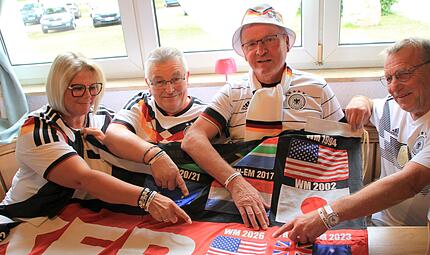 Vier Forchheimer und eine ber&uuml;hmte Fahne freuen sich auf die WM 2026 in Amerika (v.l.): Marion Kilian-Buresch, Harald Buresch, Edmund &bdquo;Edi&ldquo; Kainer und Roland Sterzl.