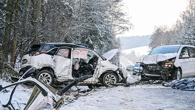 Zwei Tote nach Frontalzusammensto&szlig;