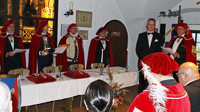 Die Rytterschaft nahm im Ryttersaal die Junker Marco und Roland mit dem Rytterschlag in ihre Gemeinschaft auf. Die Rytterschaft nahm im Ryttersaal die Junker Marco und Roland mit dem Rytterschlag in ihre Gemeinschaft auf.