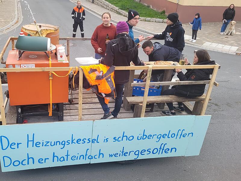 Beim Kirchweihumzug in Wachenroth wurden den Wagen Themen gewidmet, den den Ort vergangenes Jahr bewegten.
