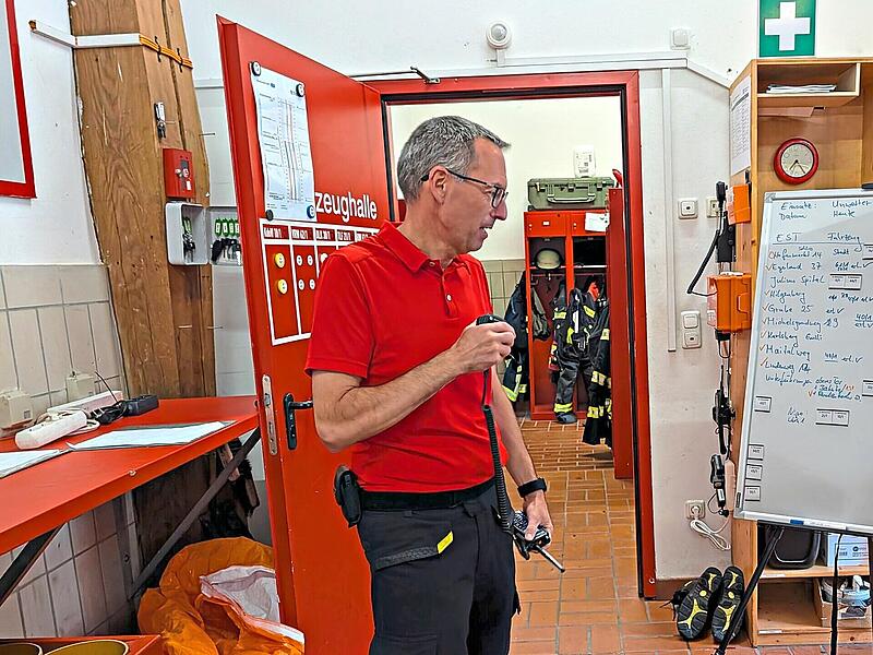 Kommandant der M&uuml;nnerst&auml;dter Feuerwehr, Guido Denner, leitete im Feuerwehrhaus die Eins&auml;tze.Ellen M&uuml;tzel