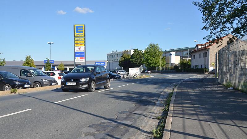 Die Fahrbahndecke ist  teilweise verschlissen.  Der erste Bauabschnitt reicht bis Mitte Edeka-Parkplatz.