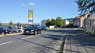 Die Fahrbahndecke ist  teilweise verschlissen.  Der erste Bauabschnitt reicht bis Mitte Edeka-Parkplatz.