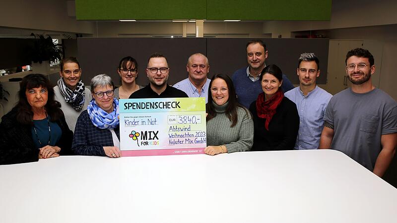 Vertreter der Geschäftsführung, des Belegschaftsausschusses und von Mix for Kids freuen sich über die Weihnachtsspende in Höhe von 3840 Euro.