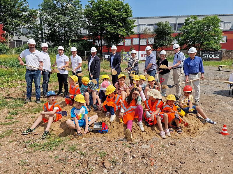 Spatenstich f&uuml;r die 11,4 Millionen Euro teure Kindertagesst&auml;tte in Bad Kissingen. Das Bild zeigt von links:  Oberbauleiter Harald Heuler (Firma Stolz), Architekt Joachim Perleth, Maximilian H&uuml;pfner (Projektleitung Architekturb&uuml;ro Perleth), J&uuml;rgen Schlier (Bauleitung Architekturb&uuml;ro Perleth), Pfarrer Gerd Greier, Oberb&uuml;rgermeister Dirk Vogel, Stefanie Kaufmann (Referatsleitung Schule und Kitas, Stadt Bad Kissingen), Manfred Kutz (Leiter Jugendamt Bad Kissingen), Michaela Atzler (Verwaltung Theresienspitalstiftung), Ingo Baumgart (Verwaltungsrat Theresienspitalstiftung) und Peter Kaidel (Kirchenpfleger Pfarrei Herz Jesu).