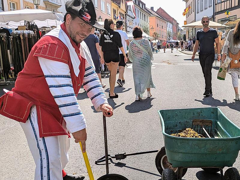 Stadtknecht&ldquo; Alexander Schmitt vom Sonnenhof in Reichenbach sammelte Pferde&auml;pfel von der Stra&szlig;e.