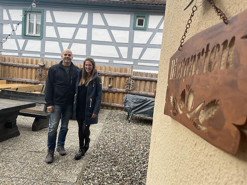 Im Mai 2025 hat das Altbayern in Herzogenaurach seinen Biergarten er&ouml;ffnet. Vieles im Garten haben die Adlers eigens gebaut.
