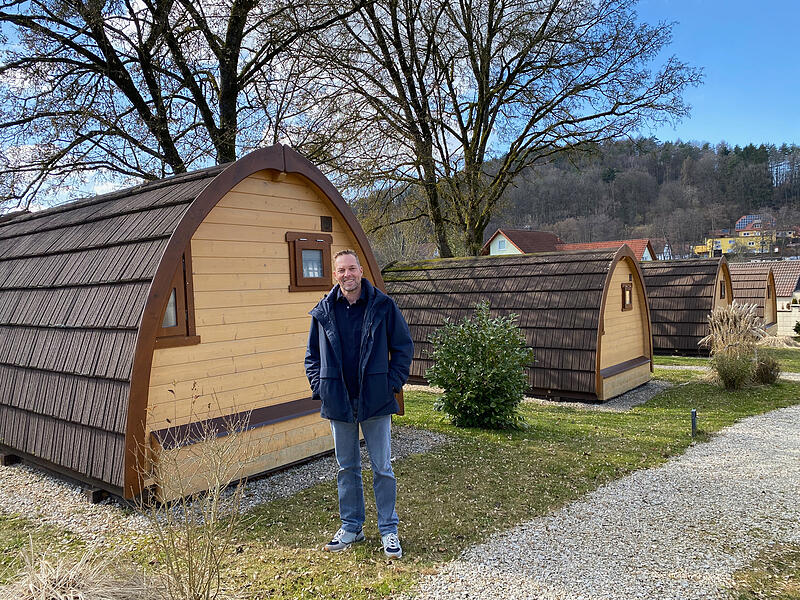 Glamping im Hüttendorf Fränkische SchweizGlamping im Hüttendorf Fränkische Schweiz Exklusiver Rundgang: So außergewöhnlich kann man im Glamping-Hüttendorf in der Fränkischen Schweiz übernachten.