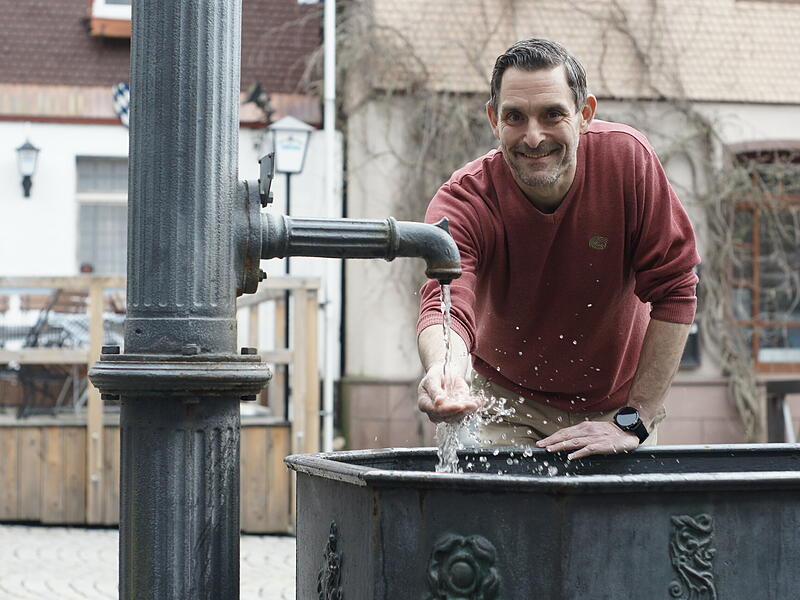 Dirk Stumpe tritt als Kandidat f&uuml;r das Amt des B&uuml;rgermeisters von Bad Br&uuml;ckenau an. Hier steht er am Brunnen in der Altstadt, seinem Lieblingsplatz.