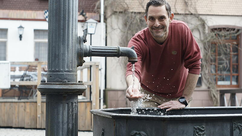 Dirk Stumpe tritt als Kandidat für das Amt des Bürgermeisters von Bad Brückenau an. Hier steht er am Brunnen in der Altstadt, seinem Lieblingsplatz.