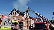 Explosion reißt Bewohner aus dem Schlaf: Mehrfamilienhaus in Flammen - Person schwer verletzt