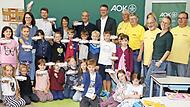 Projekt „Sicheres Schwimmen“ (hinten von links) Lehrerin Pia Müller-Klose, Weismains Bürgermeister Michael Zapf, Burgkunstadts Bürgermeisterin Christine Frieß, Altenkunstadts Bürgermeister Robert Hümmer, AOK-Direktor Christian Grebner, Schwimmausb...