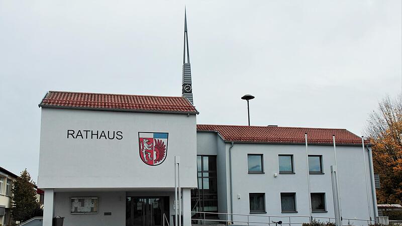Das Rathaus Oerlenbach soll einen Aufzug bekommen. Denbar ist ein neuer Zugang an der Seite zum Brunnen.