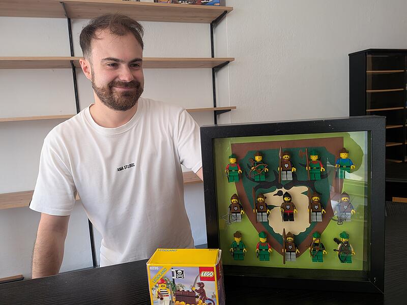 Bambricks-Inhaber Christian Zielonka, zeigt seine Minifguren: Die Vorbereitungen für die Laden-Eröffnung sind in vollem Gange.