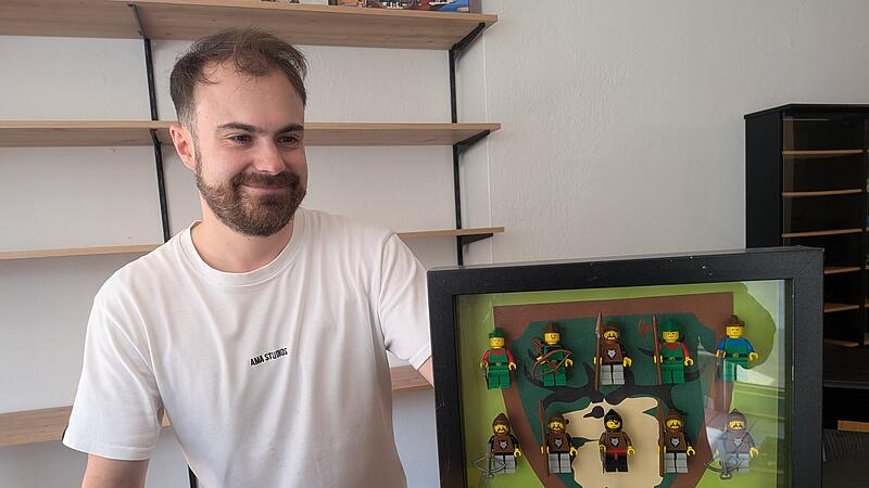 Bambricks-Inhaber Christian Zielonka, zeigt seine Minifguren: Die Vorbereitungen f&uuml;r die Laden-Er&ouml;ffnung sind in vollem Gange.