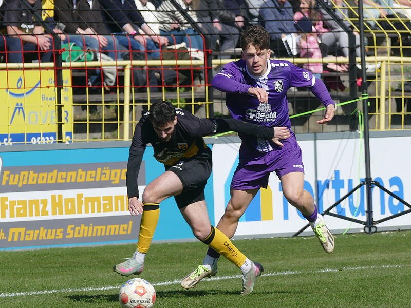 FC Eintracht Bamberg spielt bei Bayern Hof 0:0 Valentin Schmitt (rechts) und der FC Eintracht Bamberg brachten bei kampfstarken Hofer Bayern zu wenig spielerische Linie auf den Platz.