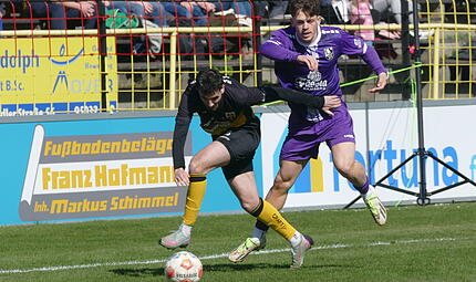 Valentin Schmitt (rechts) und der FC Eintracht Bamberg brachten bei kampfstarken Hofer Bayern zu wenig spielerische Linie auf den Platz.