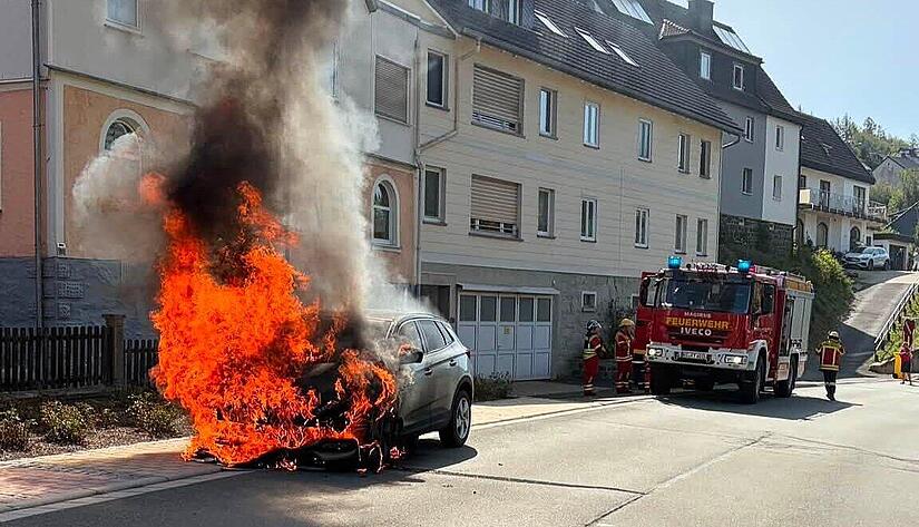 Tettau: Auto geht plötzlich in Flammen auf - Insassen retten sich Tettau: Auto geht plötzlich in Flammen auf - Insassen retten sich