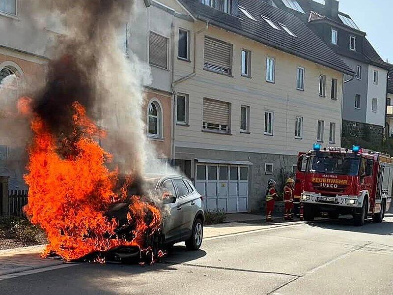 Tettau: Auto geht pl&ouml;tzlich in Flammen auf - Insassen retten sich