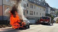 Tettau: Auto geht pl&ouml;tzlich in Flammen auf - Insassen retten sich