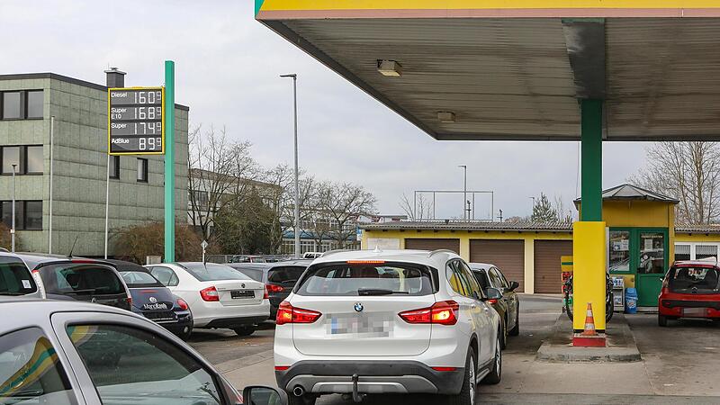Trotz hoher Preise stehen die Autos Schlange an der Tankstelle – weil es woanders noch teurer ist. Trotz hoher Preise stehen die Autos Schlange an der Tankstelle – weil es woanders noch teurer ist.