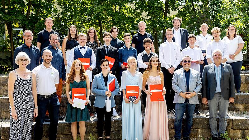 Die geehrten Sch&uuml;ler mit Vertretern der Mittelschule Ebern, mit B&uuml;rgermeister J&uuml;rgen Hennemann sowie den Sponsoren der Bestenpreise.