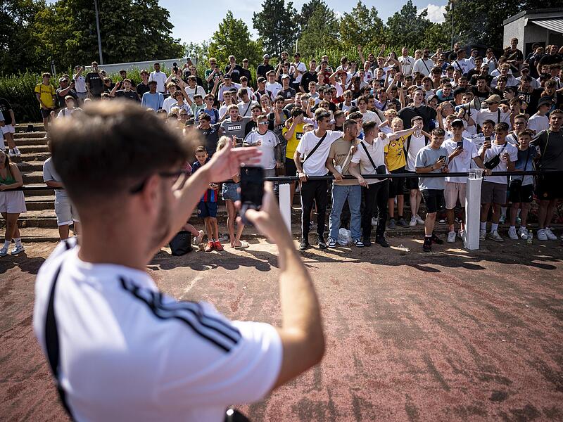 Elias Nerlich filmt die vielen Fans seiner Mannschaft Delay Sports Berlin. Am Sonntag gastiert sie in Adelsdorf.
